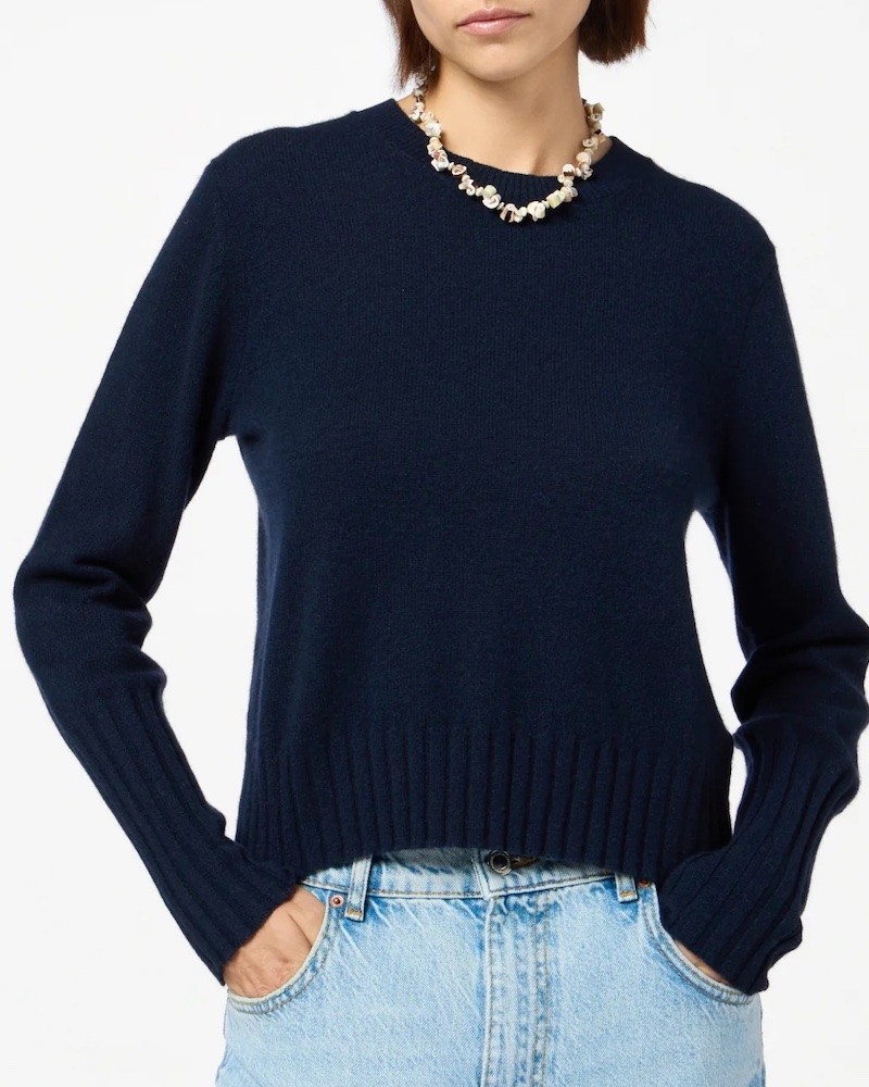 Guest In Residence Shrunken Crew Langærmet Navy Cashmere Strik på model