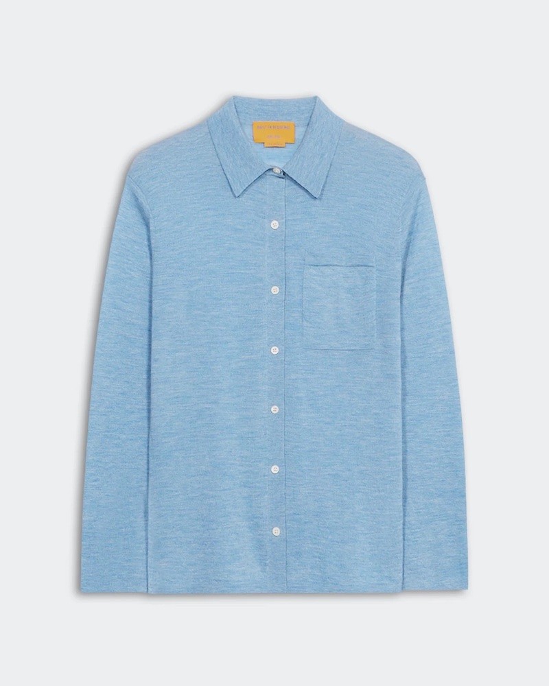 Pack shot af Guest In Residence Showtime Shirt Heather Blue Lyseblå Cashmere skjorte på neutral baggrund