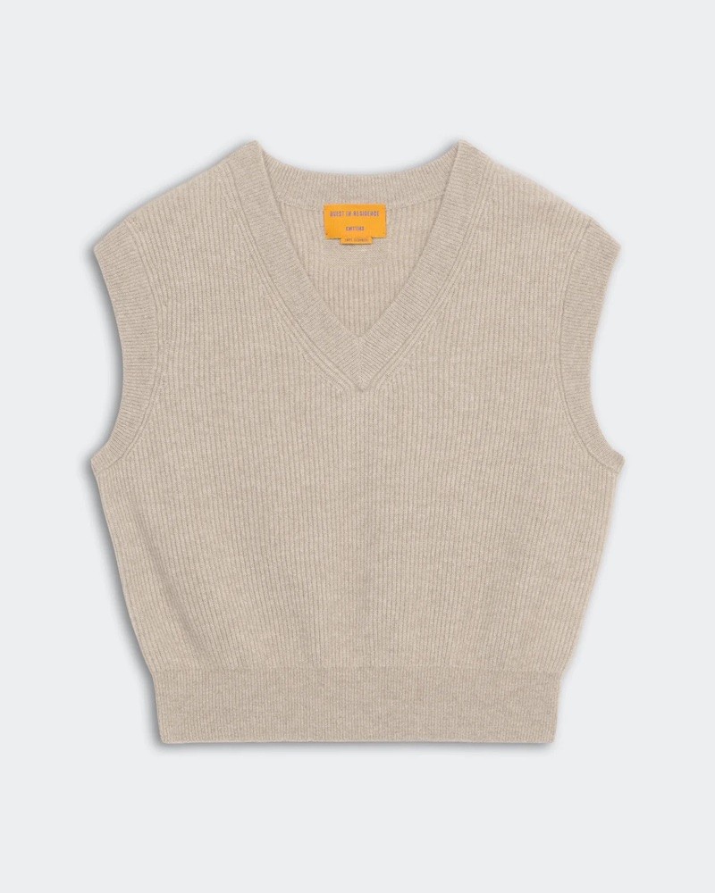 Pack shot af Guest In Residence Rib beigemelange cashmere strik vest på neutral baggrund