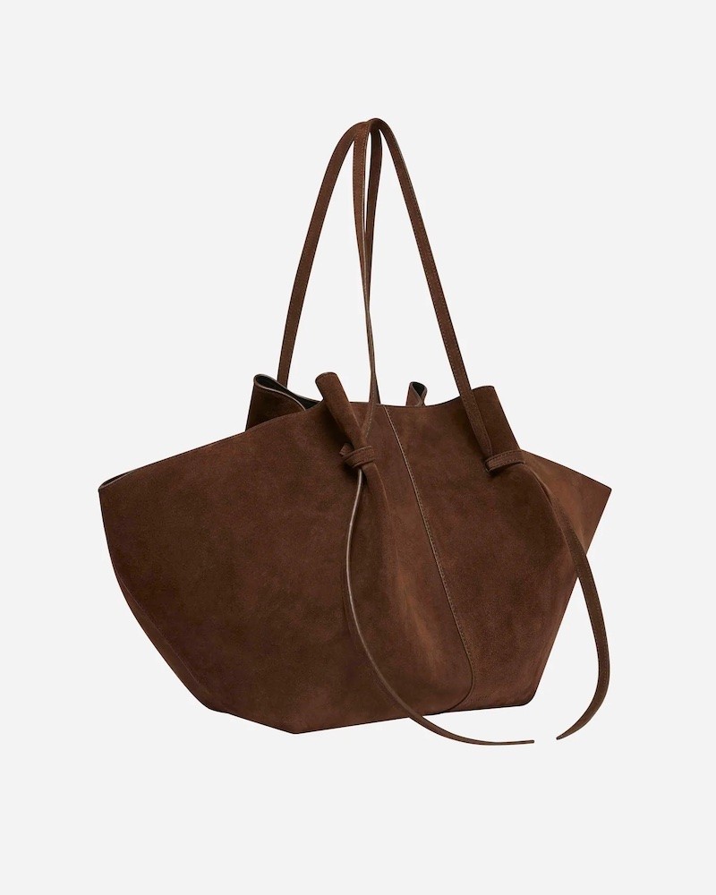 Pack shot af Yuzefi Large Mochi mørkebrun ruskinds taske på neutral baggrund