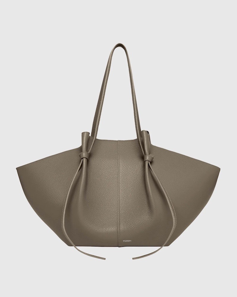 Pack shot af Yuzefi Large Mochi Taupe Pebble Grained skind taske på neutral baggrund