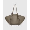 Pack shot af Yuzefi Large Mochi Taupe Pebble Grained skind taske på neutral baggrund