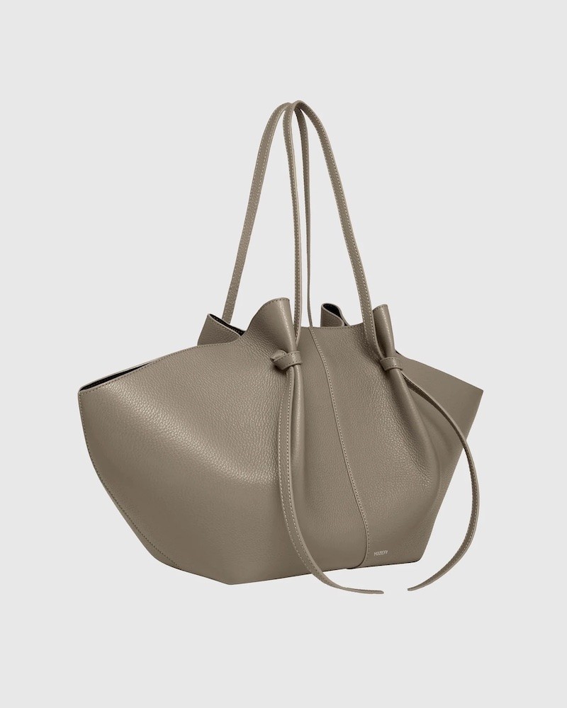 Pack shot af Y uzefi Large Mochi Taupe Pebble grained læder taske på neutral baggrund
