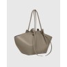 Pack shot af Y uzefi Large Mochi Taupe Pebble grained læder taske på neutral baggrund