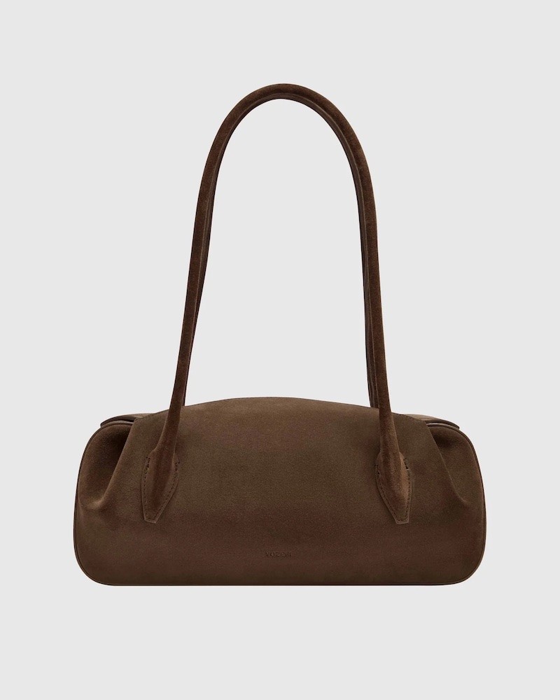 Pack shot af Yuzefi Oyster Shoulder Bag mørkebrun ruskinds taske på neutral baggrund