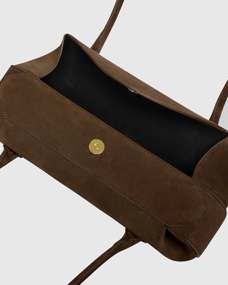 Close up af åben Yuzefi Oyster Shoulder Bag mørkebrun ruskinds taske på neutral baggrund