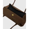 Close up af åben Yuzefi Oyster Shoulder Bag mørkebrun ruskinds taske på neutral baggrund