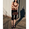 Yuzefi Oyster Shoulder Bag mørkebrun ruskinds taske på model