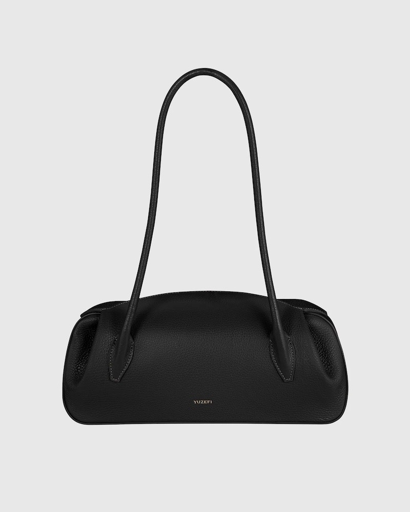 Pack shot af Yuzefi Oyster taske sort grained skind på neutral baggrund