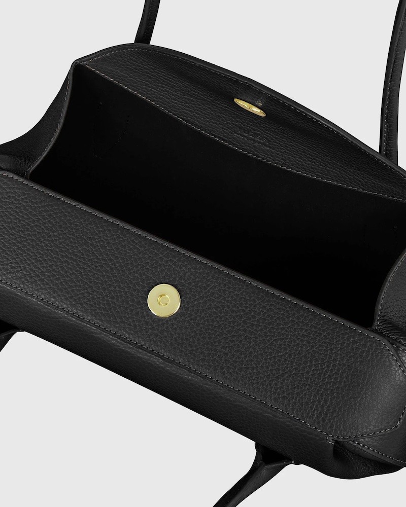 Close up af åben Yuzefi Oyster Shoulder Bag sort skind