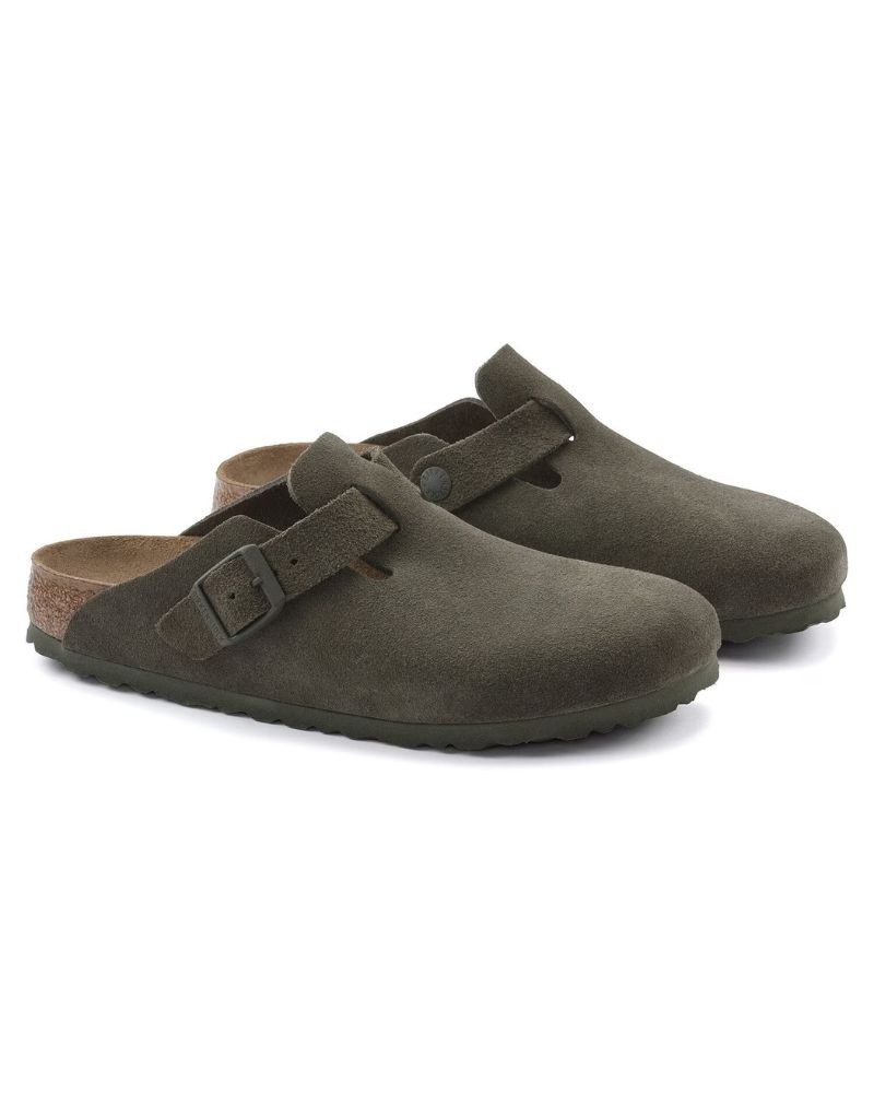 Pack shot af Birkenstock Boston Suede Thyme Khaki slip on sandal på hvid baggrund