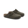Pack shot af Birkenstock Boston Suede Thyme Khaki slip on sandal på hvid baggrund