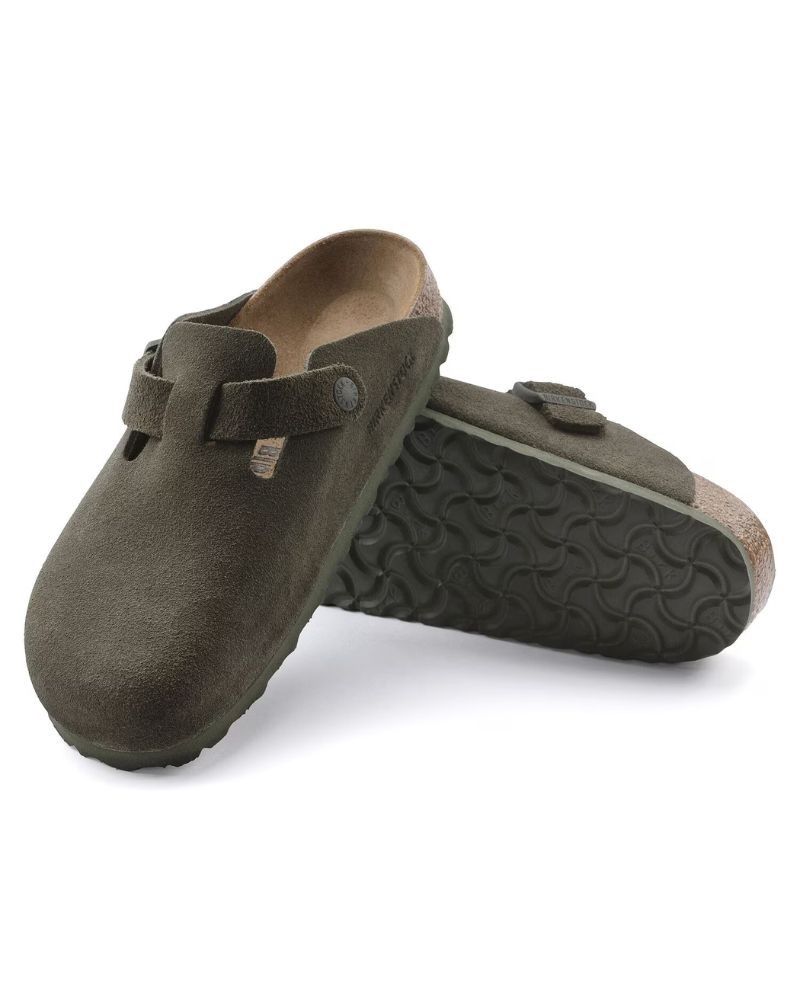 Pack shot af Birkenstock Boston Suede Thyme Khaki slip on sandal på hvid baggrund