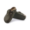 Pack shot af Birkenstock Boston Suede Thyme Khaki slip on sandal på hvid baggrund