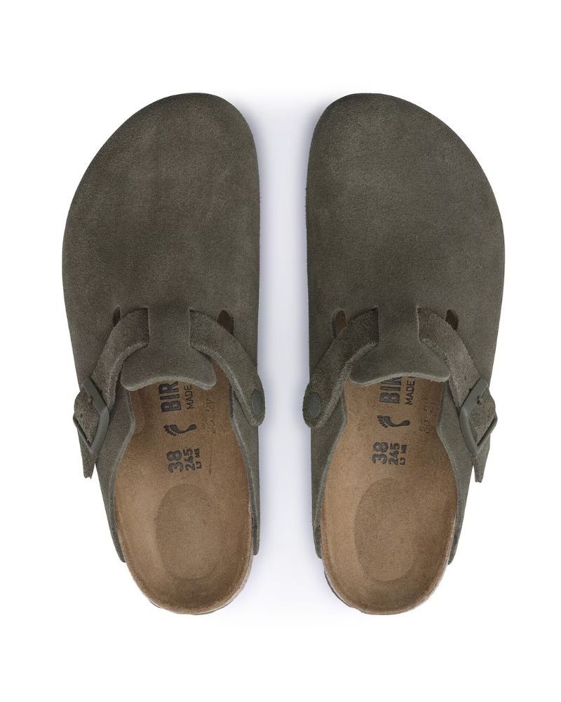 Pack shot af Birkenstock Boston Suede Thyme Khaki slip on sandal på hvid baggrund