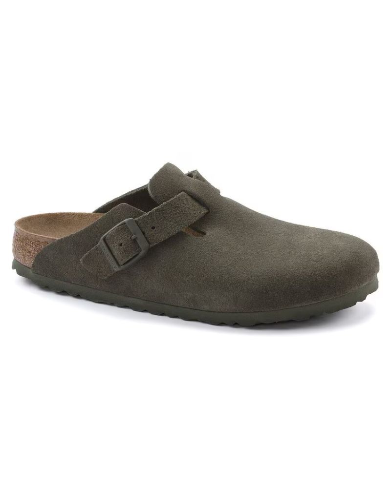Pack shot af Birkenstock Boston Suede Thyme Khaki slip on sandal på hvid baggrund