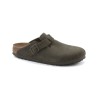 Pack shot af Birkenstock Boston Suede Thyme Khaki slip on sandal på hvid baggrund