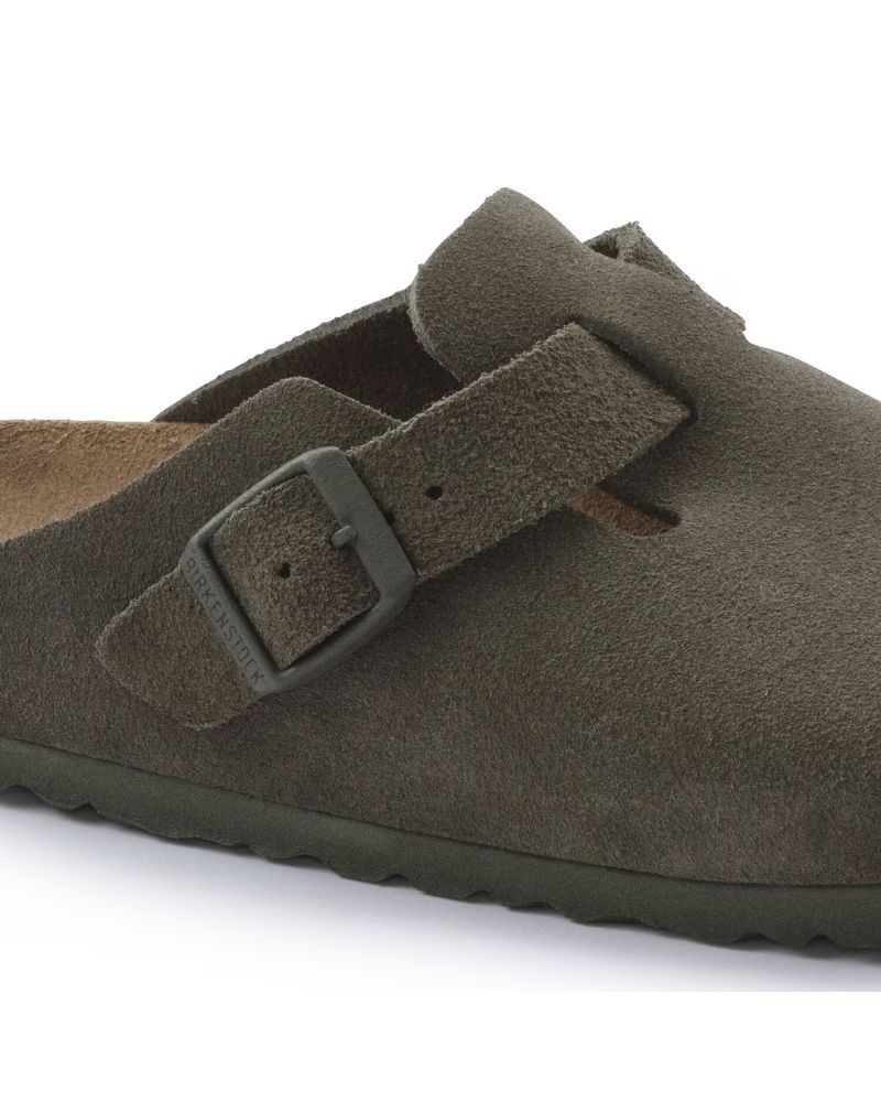 Close up af Birkenstock Boston Suede Thyme Khaki slip on sandal på hvid baggrund