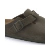 Close up af Birkenstock Boston Suede Thyme Khaki slip on sandal på hvid baggrund