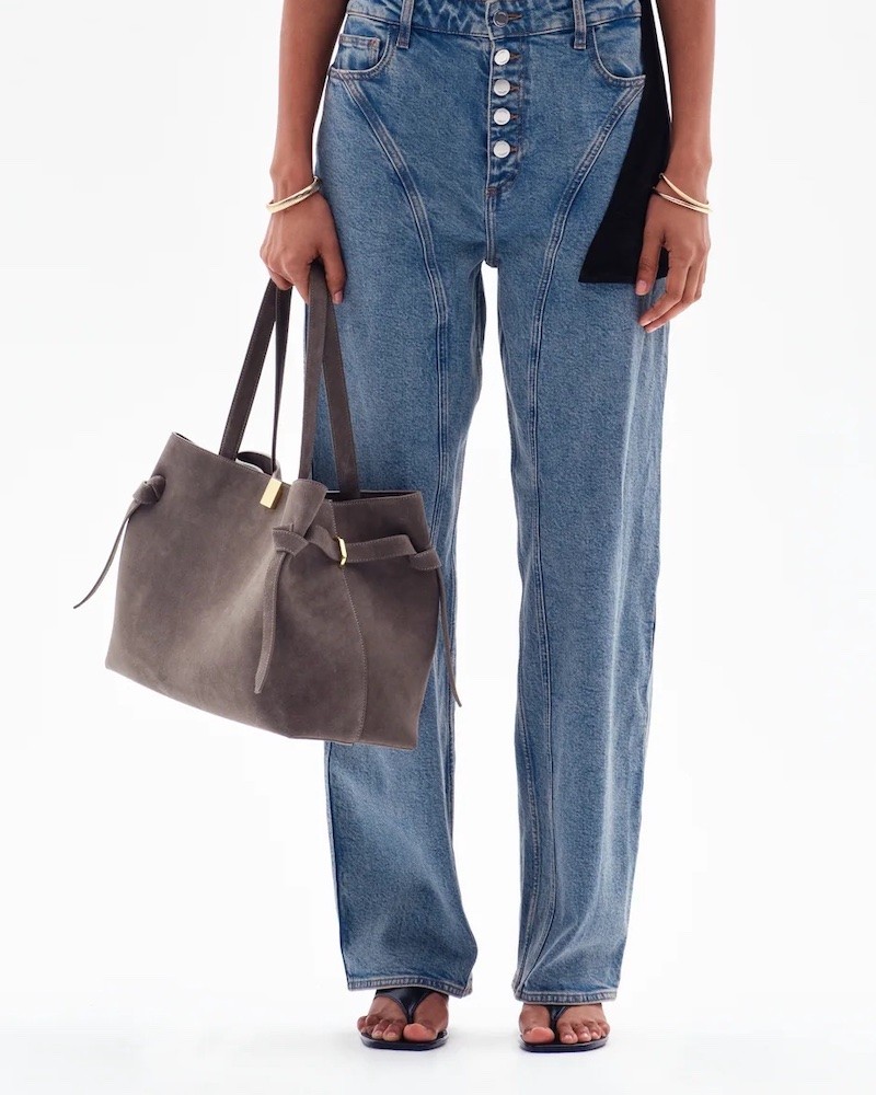 Yuzefi Gyoza Tote Suede Taupe ruskinds taske på model