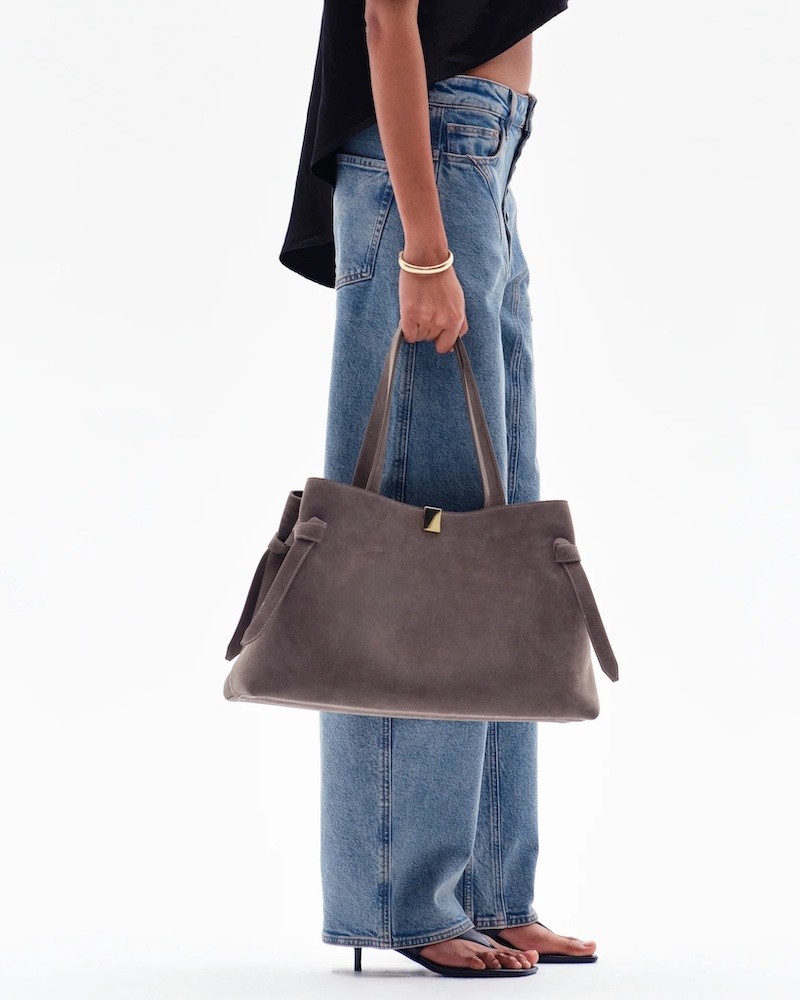 Yuzefi Gyoza Tote Suede Taupe ruskinds taske på model