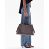 Yuzefi Gyoza Tote Suede Taupe ruskinds taske på model
