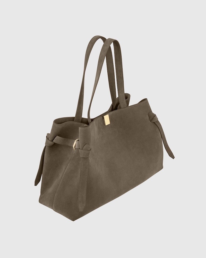 Pack shot af Yuzefi Gyoza Tote Suede Taupe på neutral baggrund