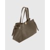 Pack shot af Yuzefi Gyoza Tote Suede Taupe på neutral baggrund