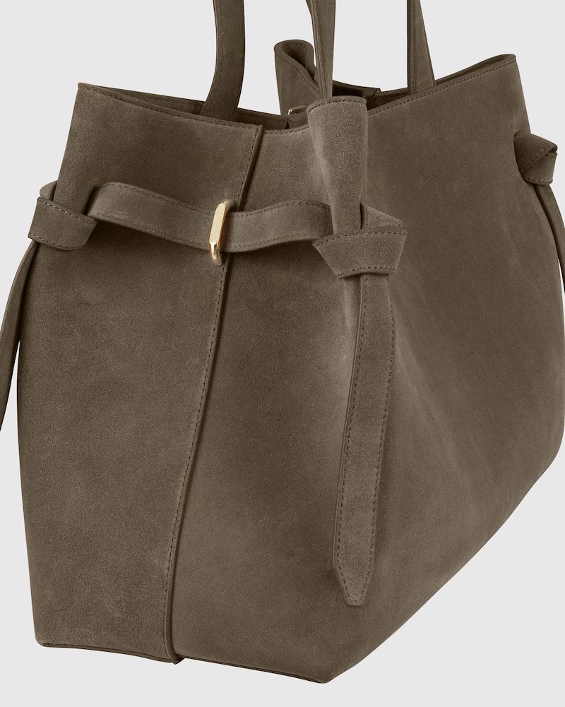 Close up af Yuzefi Gyoza Tote Suede Taupe ruskinds taske