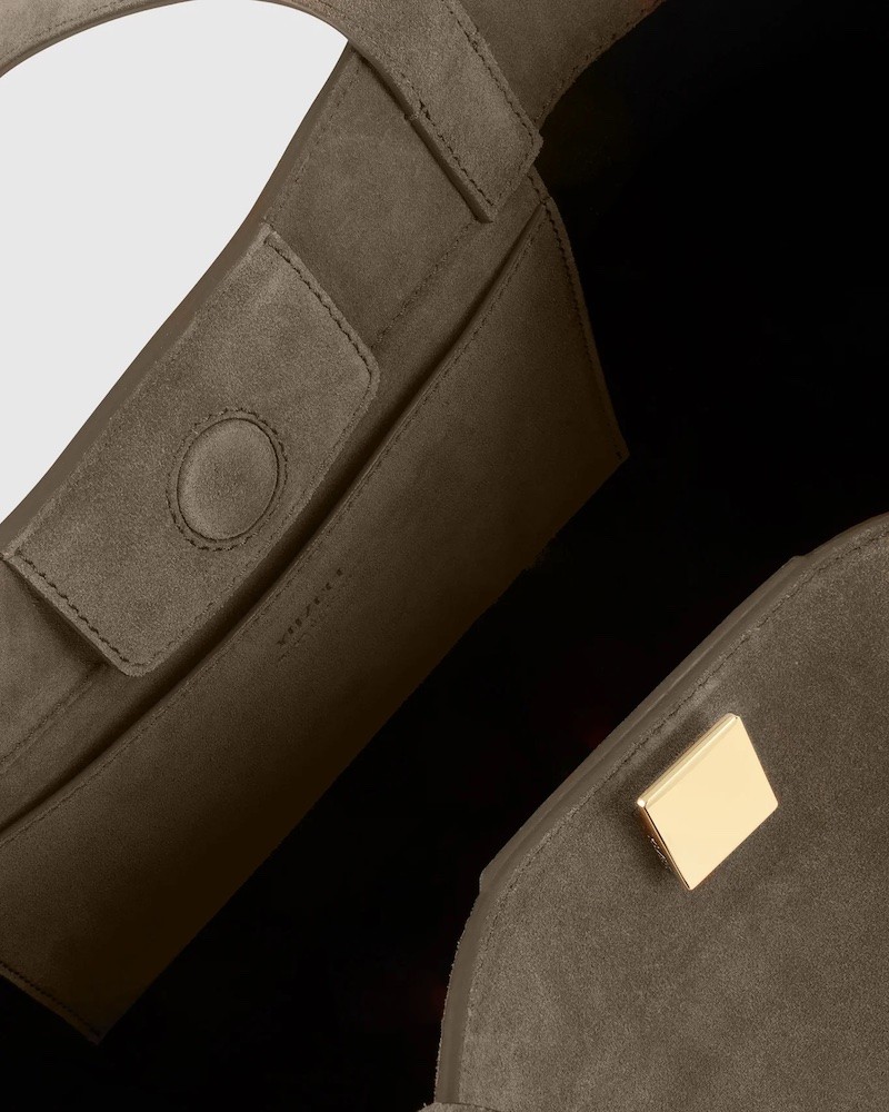 Close up af magnet lås på Yuzefi Gyoza Tote Suede Taupe ruskinds taske