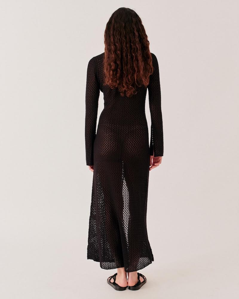 The Garment Tanzania Dress Black på model set bagfra