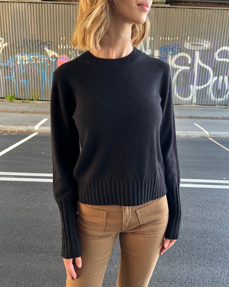 Guest In Residence Shrunken Crew Cashmere i sort på model