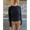 Guest In Residence Shrunken Crew Cashmere i sort på model