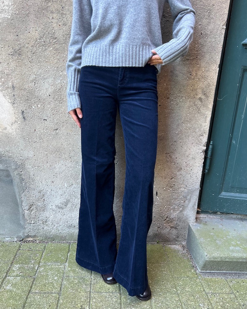 Closed Glow Up Dark Night Mørkeblå wide leg fløjlsbukser på model