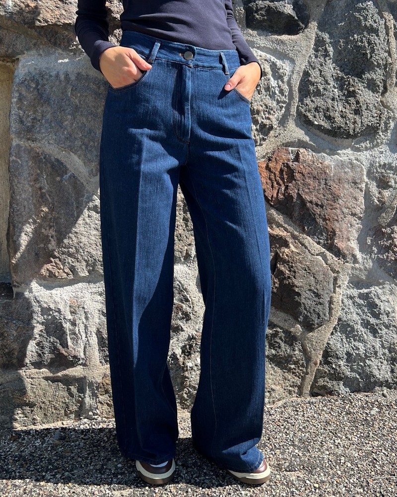 Forte Forte 5 Pocket Jeans Indigo Mørkeblå jeans på model
