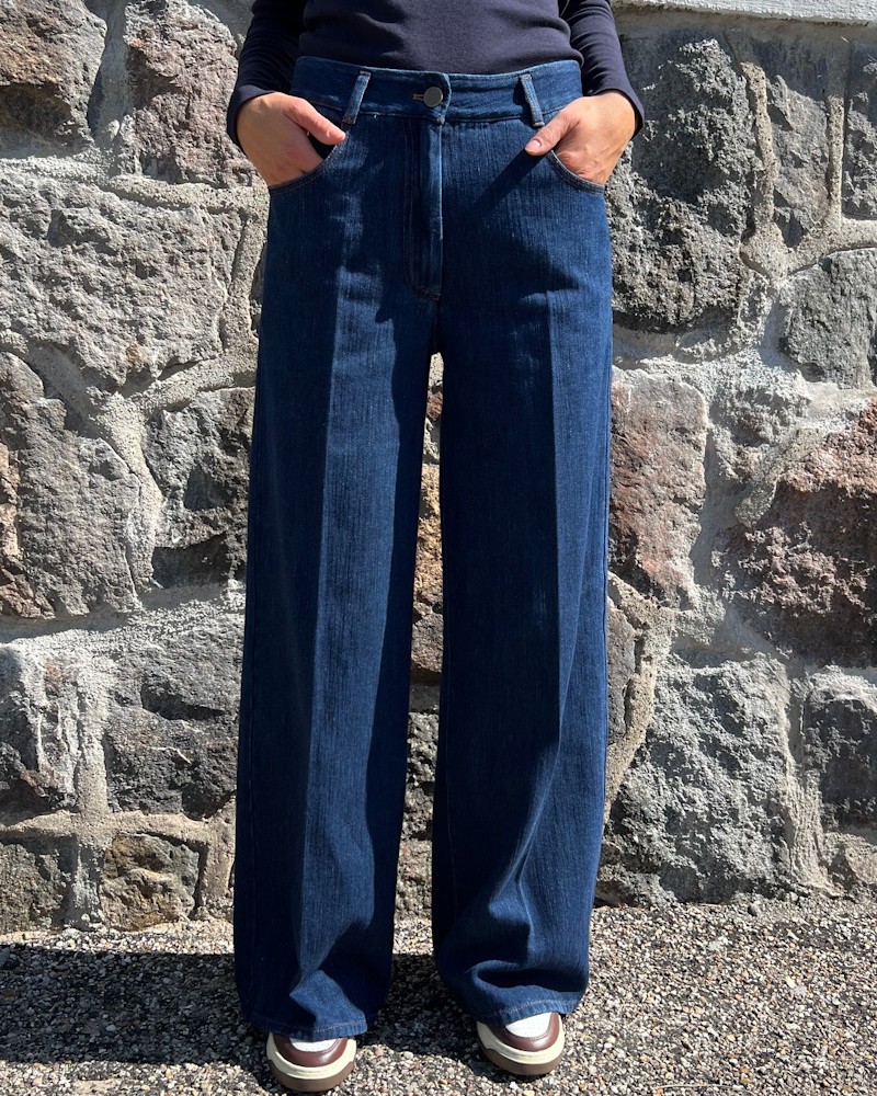 Forte Forte 5 Pocket Jeans Indigo Mørkeblå jeans på model