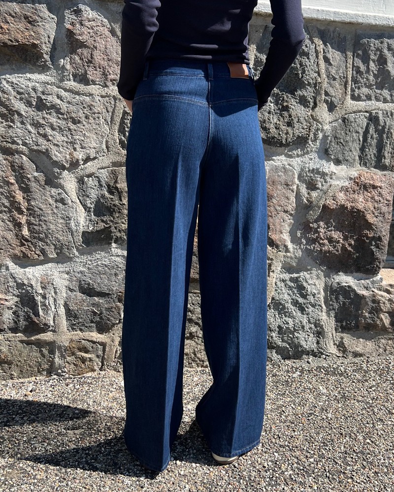 Forte Forte 5 Pocket Jeans Indigo Mørkeblå jeans på model set bagfra