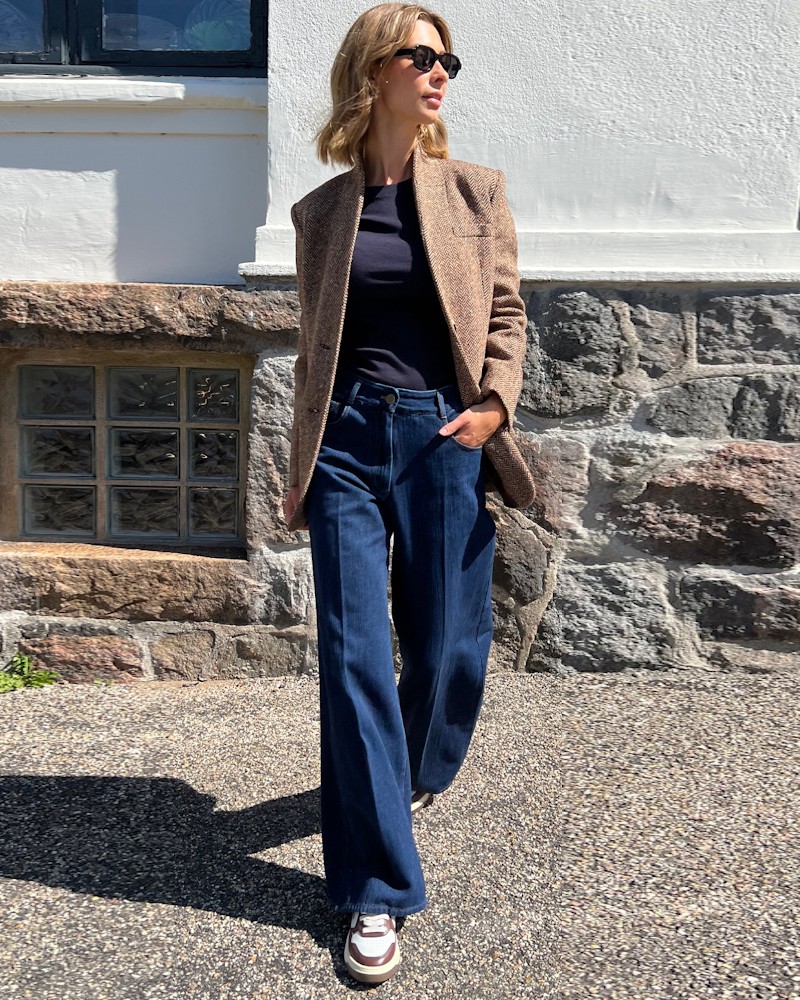 Forte Forte 5 Pocket Jeans Indigo Mørkeblå jeans på model