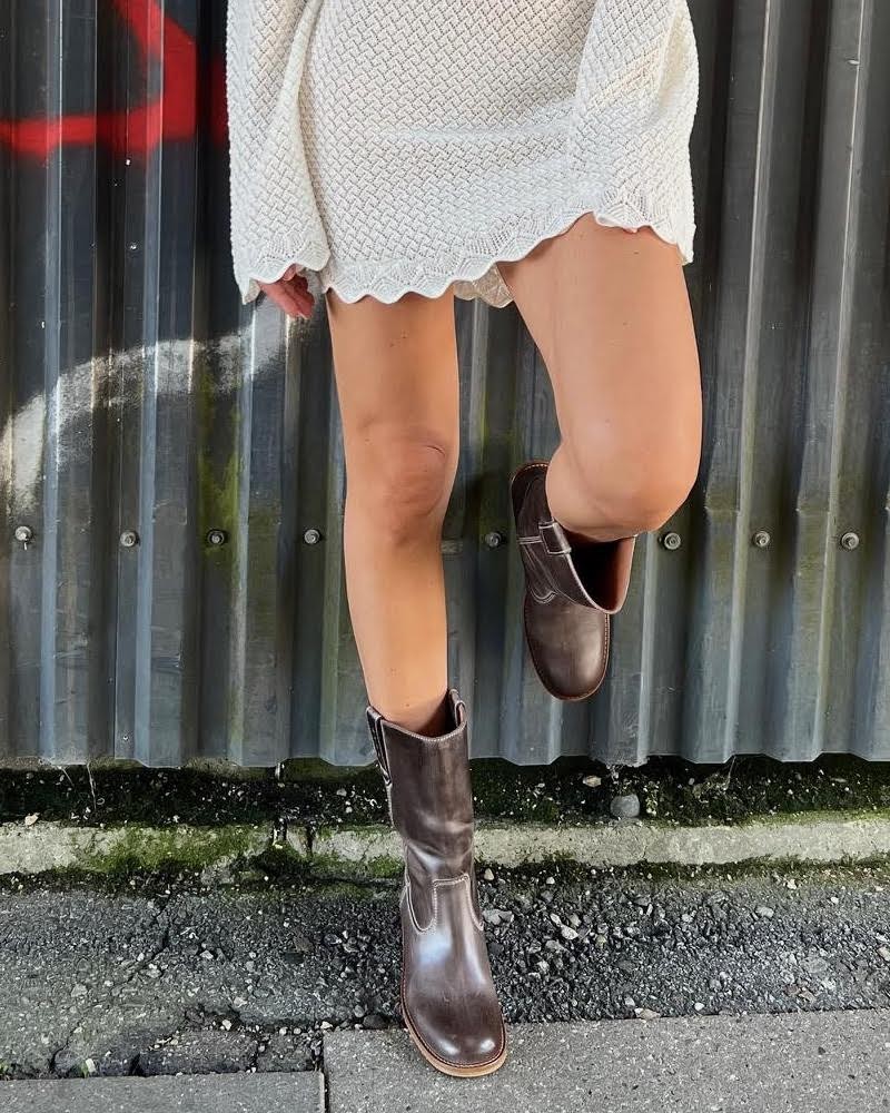 Dico Copenhagen Julia Boots Dark Brown på model