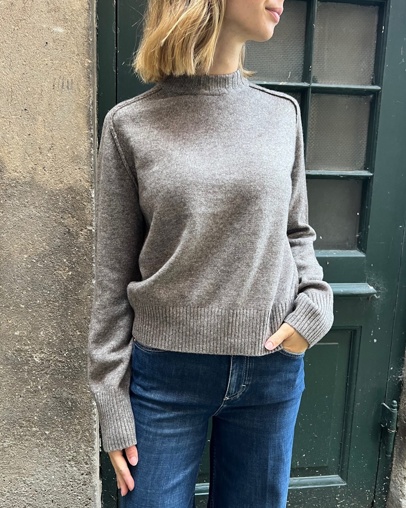 Vanessa Bruno Fresia sweater i taupe på model