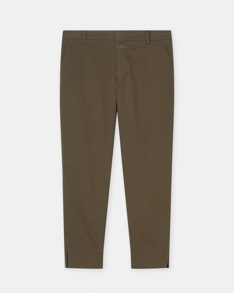 Pack shot afClosed Sonnett Pants Khaki Chinos på neutral baggrund