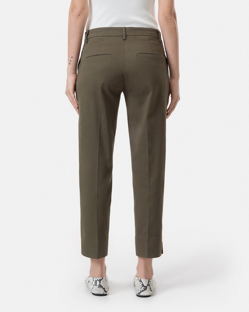 Closed Sonnett Pants Khaki chinos på model set bagfra
