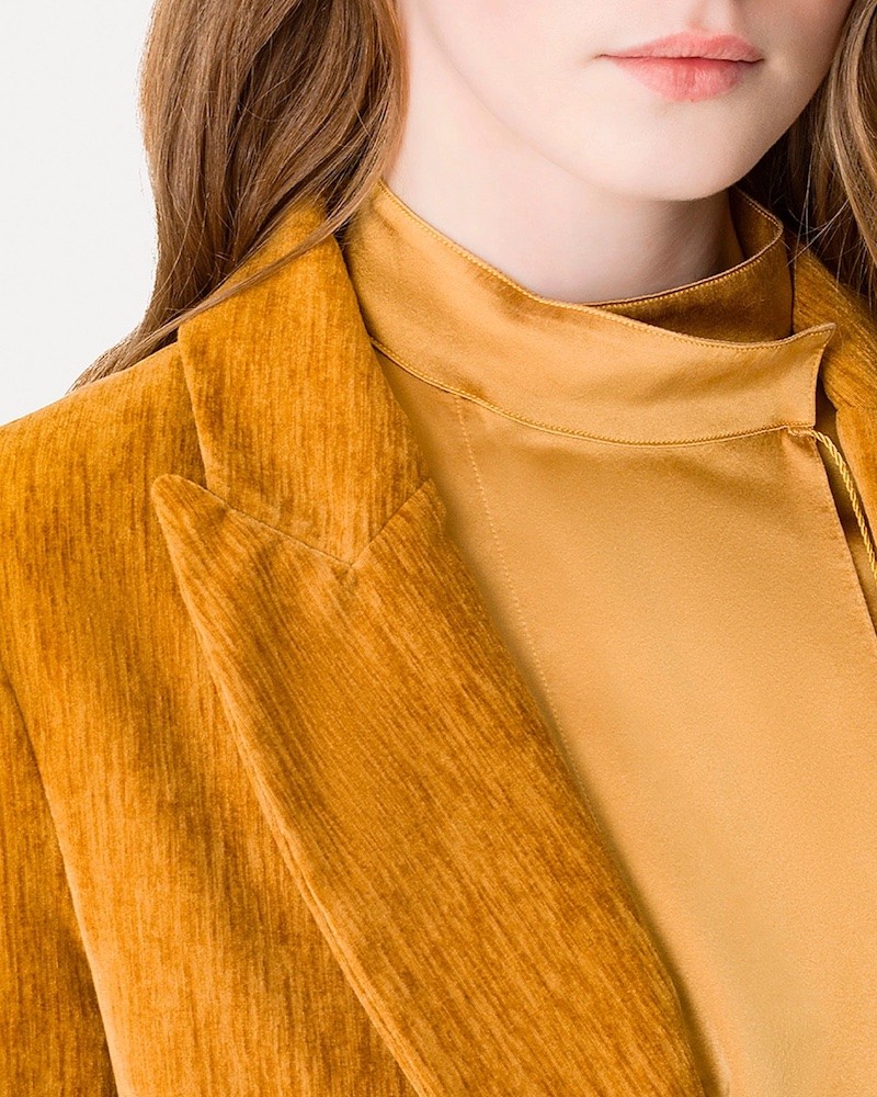 Close up af Forte Forte Velvet Blazer Ambra på model