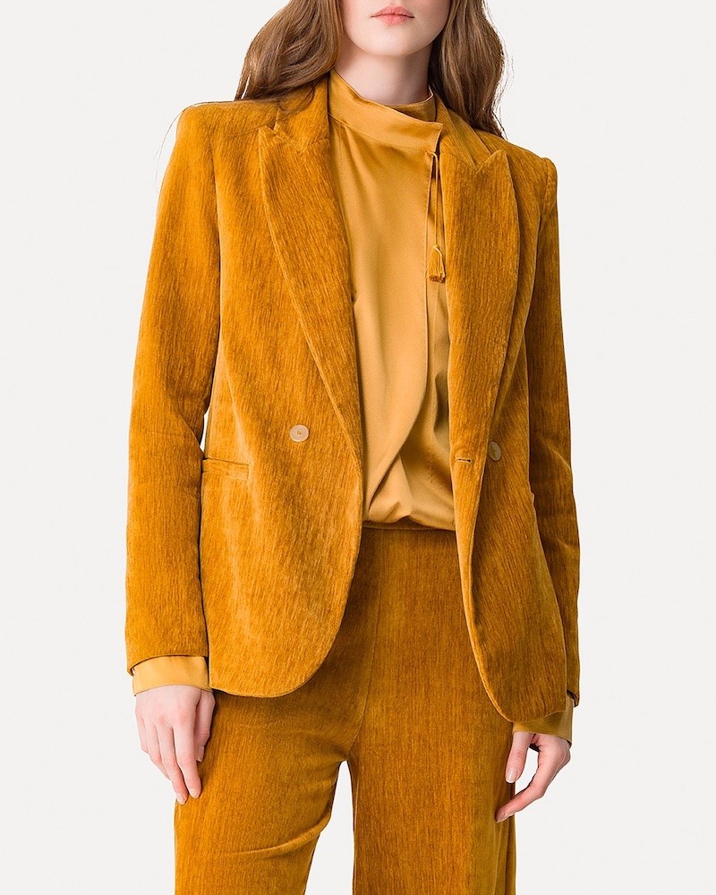 Forte Forte Velvet Blazer Ambra på model
