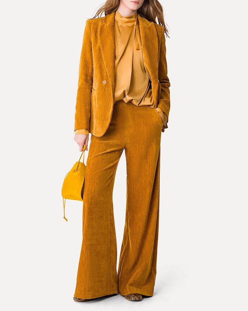 Forte Forte Velvet Blazer Ambra stylet med bukser på model