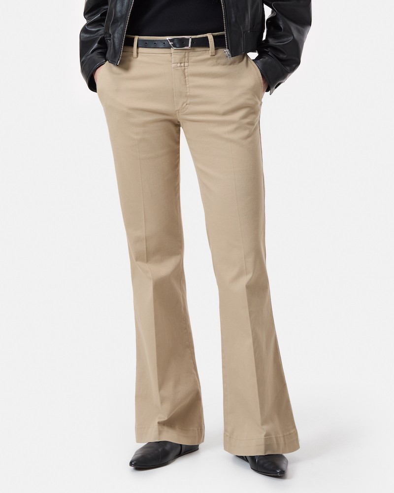 Closed Felise Chino Pants Urban Beige på model set forfra