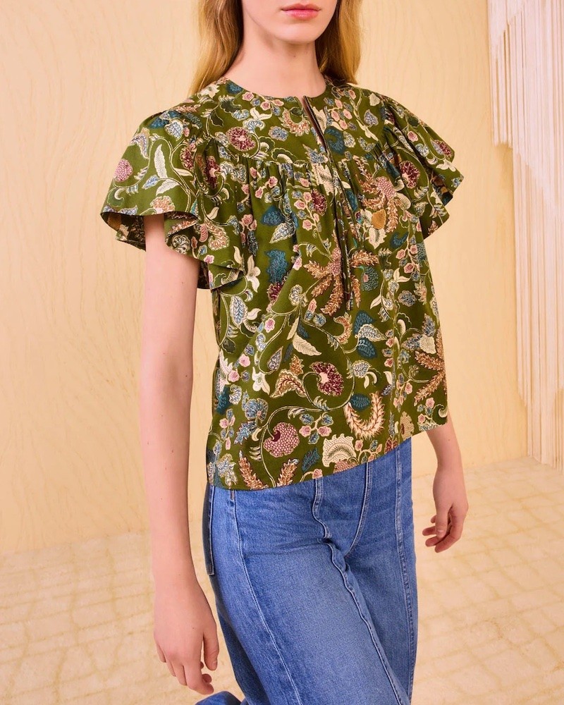 Ulla Johnson Perline Flutter Sleeve Blouse Lichen på model