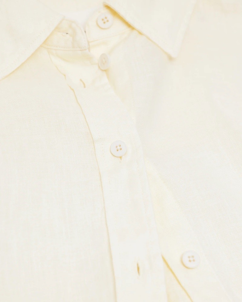 Close up af Closed Shirt Ivory hør skjorte med korte ærmer