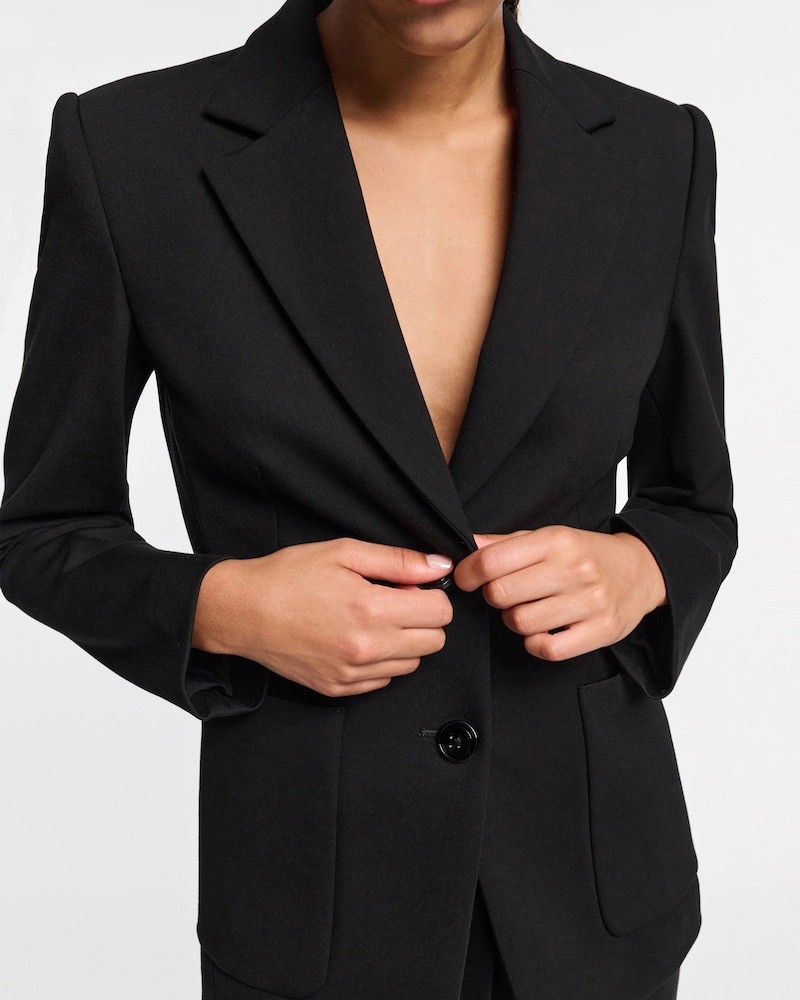 Close up af Dorothee Schumacher Emotional Essence Blazer på model