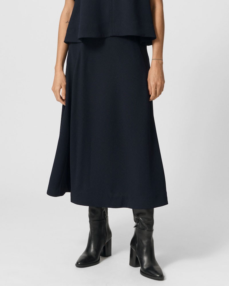 Lovechild 1979 Hallie Skirt Total Eclipse Mørkeblå crepe nederdel på model